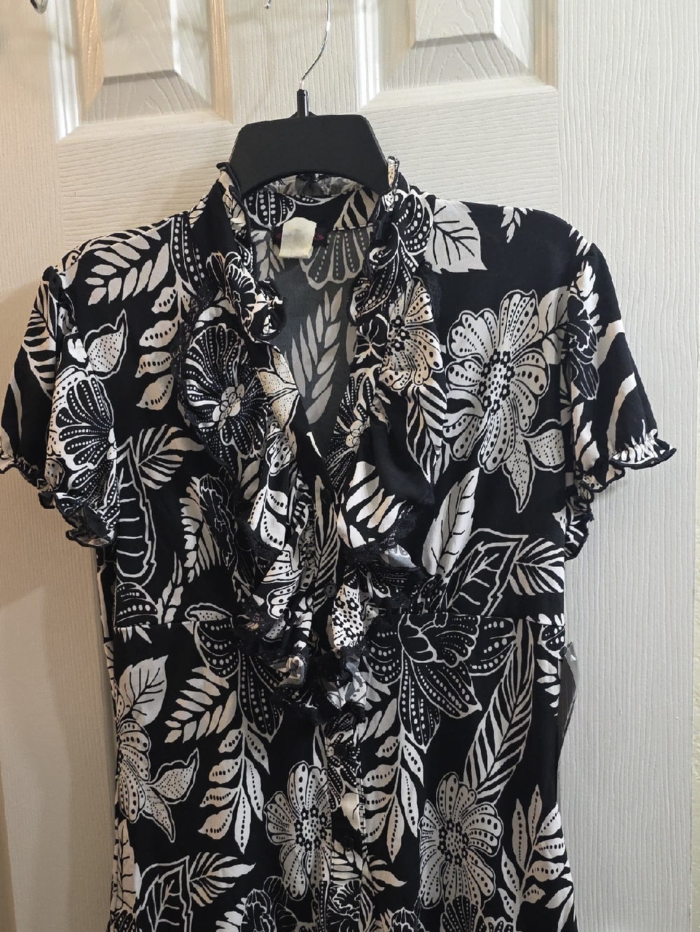 Cocomo Black & White Floral Ruffle Front Blouse Size M